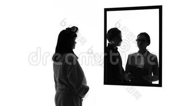 悲伤的<strong>孕妇照</strong>着镜子，想象着自己和男人一起成功的女人